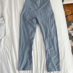 LULULEMON Leggings

Wunder Train High-Rise Crop 21"
Color: Chambray
Size: 4